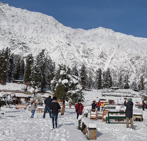 snowfall group enjoying at fairymeadows in winters