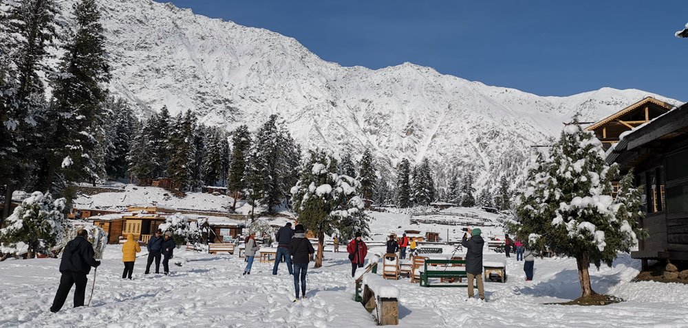 snowfall group enjoying at fairymeadows in winters